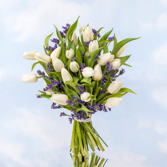 TULIPANES BLANCOS CON FLORES SILVESTRES