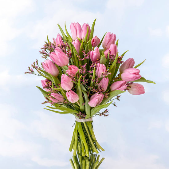 TULIPANES ROSAS CON FLORES SILVESTRES