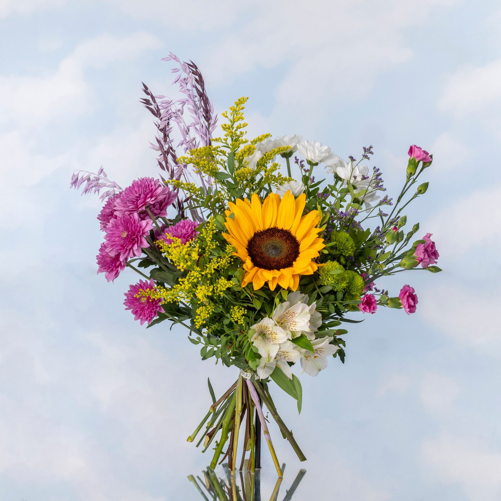 Bouquet con girasol y flores rosadas, composición fresca y elegante diseñada para destacar en floristerías online